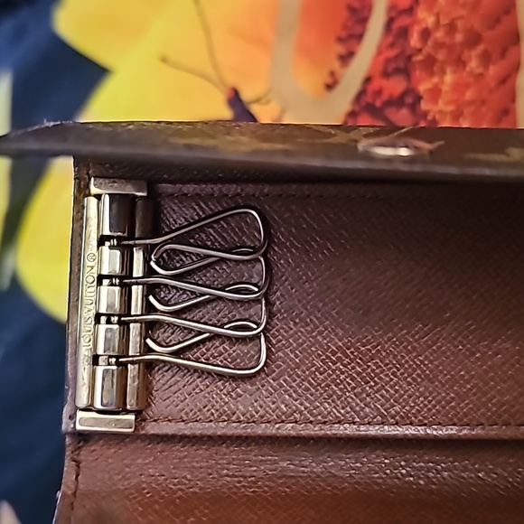 Louis Vuitton Logo Print Key Holder. Great Condition - Picture 4 of 6